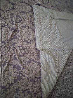 Comforter Queen size w/Shams, bed skirt