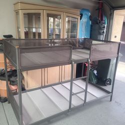 Twin bunk bed