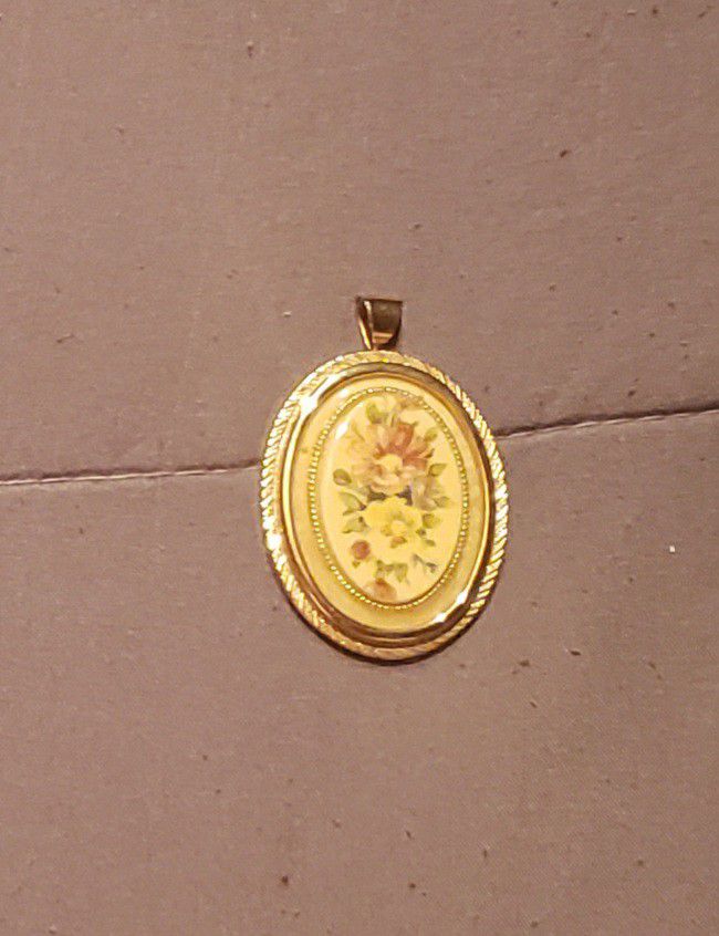 Vintage Gold Oval Floral Pendant