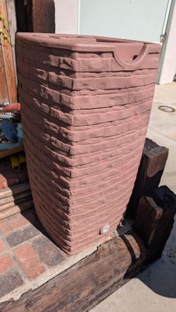 Good Ideas 50-Gallon Plastic Rain Barrel two spigot locations Lowe's