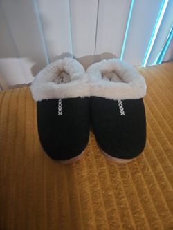 These are Dearfoams Woman's Indoor/Outdoor Breathable Memory Foam Clog Slippers, featured for their comfort and versatile indoor/outdoor functionali
