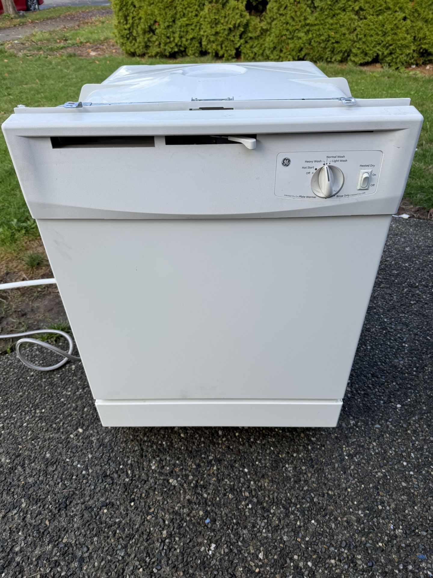 Like New-Ge Dishwasher In BAIGE Color 