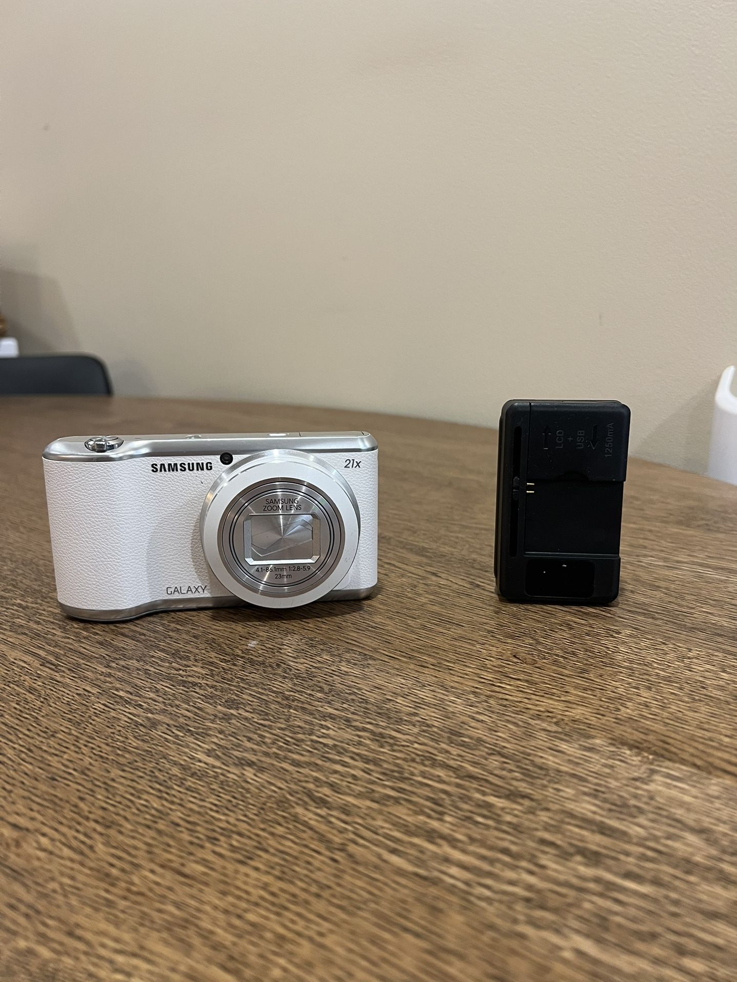 Samsung Galaxy Camera 2 16.3Mp Cmos with 21x Optical Zoom and 4.8" Touch Screen Lcd