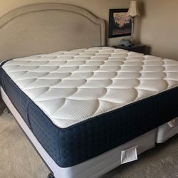 Dreamcloud Mattress- Queen Size- Like New!
