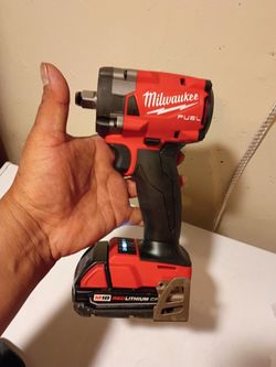 M18 MILWAUKEE FUEL 1/2 small impacto con batería $$190