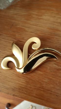 Brooch. Vintage Casual corner gold tone brooch