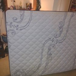 Like new Queen Mattress and Box Spring 