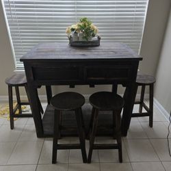 Unique Barn Table   2 Drawer 4 Stools