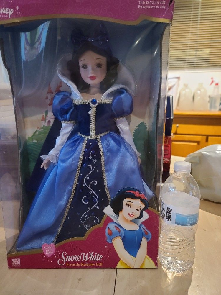 2003 Porcelain Walt Disney Snow White New MAKE OFFER  compare Size To Water Bottle Great Christmas Gift π π