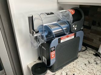 NINJA SLUSHI- PROFESSIONAL FROZEN DRINK MAKER- Like NEW