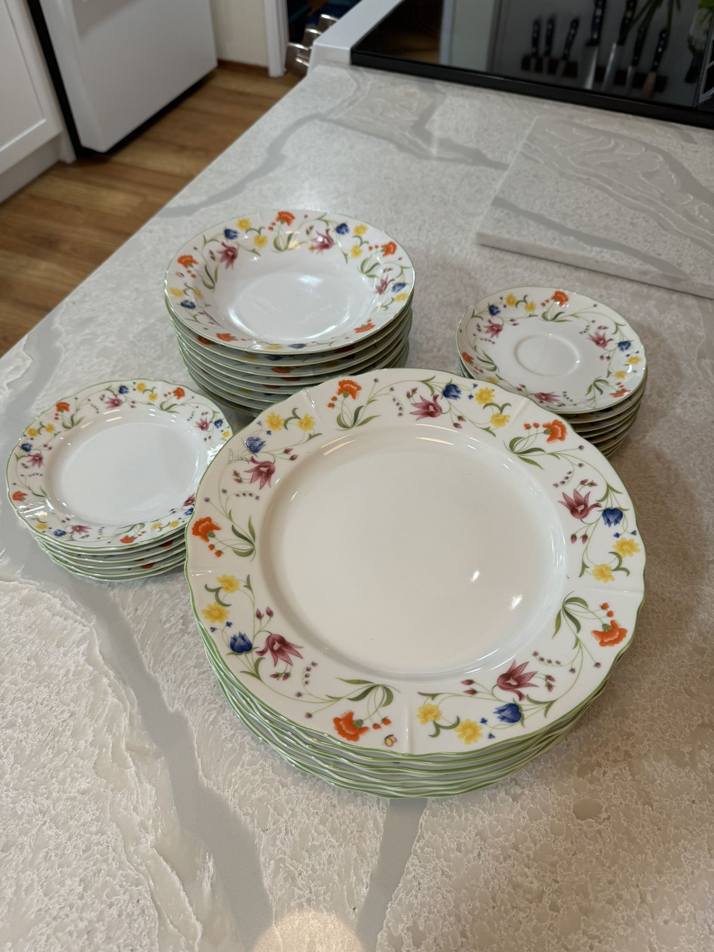 Vintage China Plates Set - Floral 