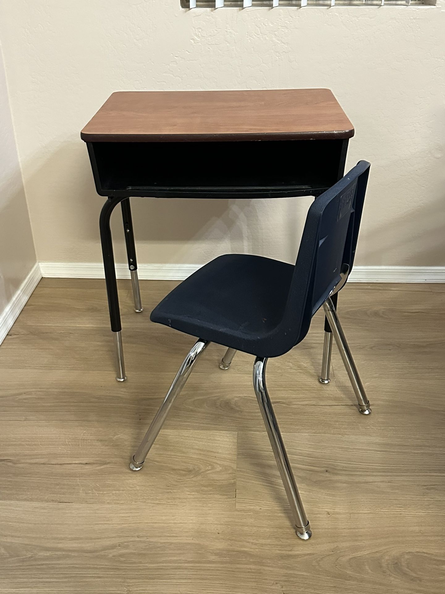 Kids Desk And Chair Set
