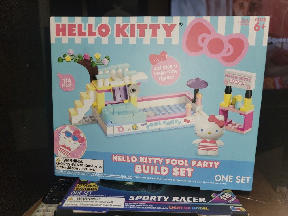💥NEW HELLO KITTY POOL PARTY BUILDING SET. INCLUDES HELLO KITTY CHARACTER