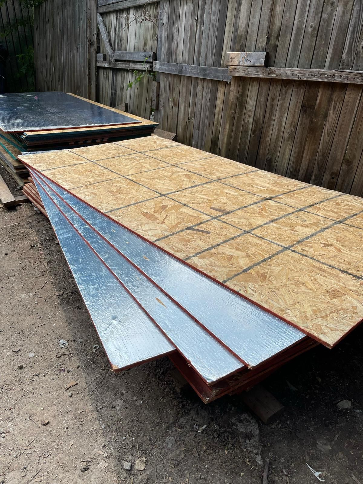 Radiant Barrier OSB Plywood 1/2in Roof Sheathing - Decking Brilloso 1/2in (Aluminio) The