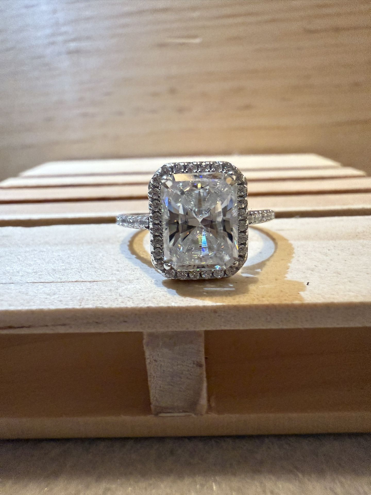 Brand New Silver 925 , 2 Carat Moissanite Ring Size: 6,7,8 VVS1 D clarity Center: 2 carats Sides: CZs