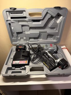 SENCO AirFree 41 Finish Nailer Kit – Case, Charger & 2 Batteries Included