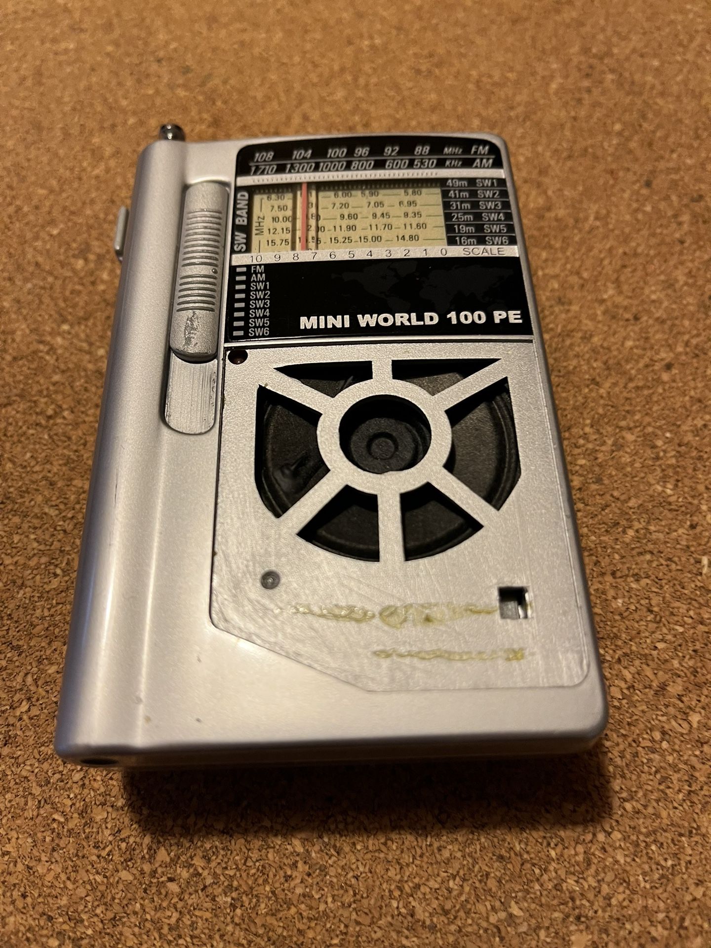 Grundig Mini World 100 PE AM/FM Stereo/Short Wave 1-6 Band Radio