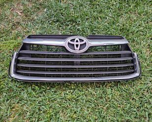 2014-2016 TOYOTA HIGHLANDER FRONT GRILLE 53111-0E150 GENUINE