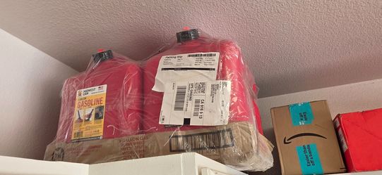 4 NEW Midwest 5-Gallon Gas Cans