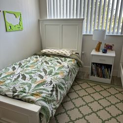 2 Twin Beds With Nightstand