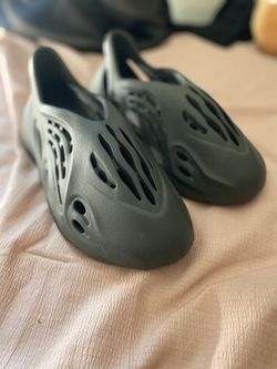 Yeezy Foam RNR Carbon