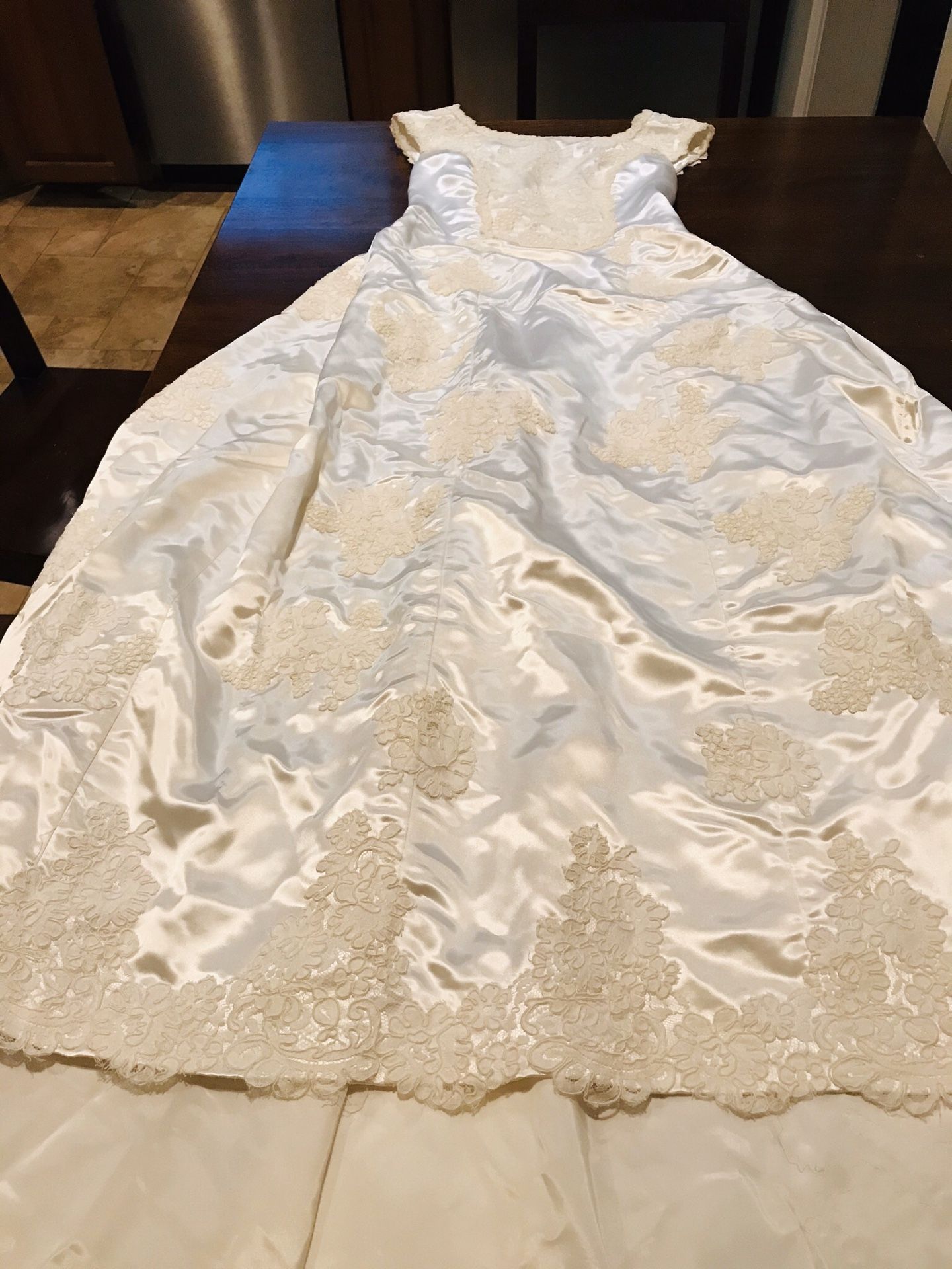 Beautiful six 6 vintage wedding dress, stunning!