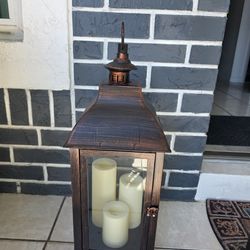 Large Decorative Lantern – Modern Rustic Style
Beautiful large lantern with a black/gray rustic finish, glass panels, and three LED candles included.