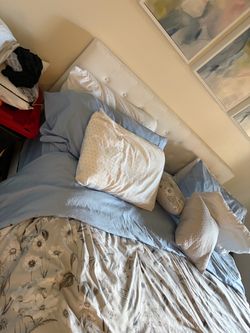Gorgeous king bed w mattress!