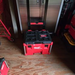MILWAUKEE ROLLING PACKOUT 