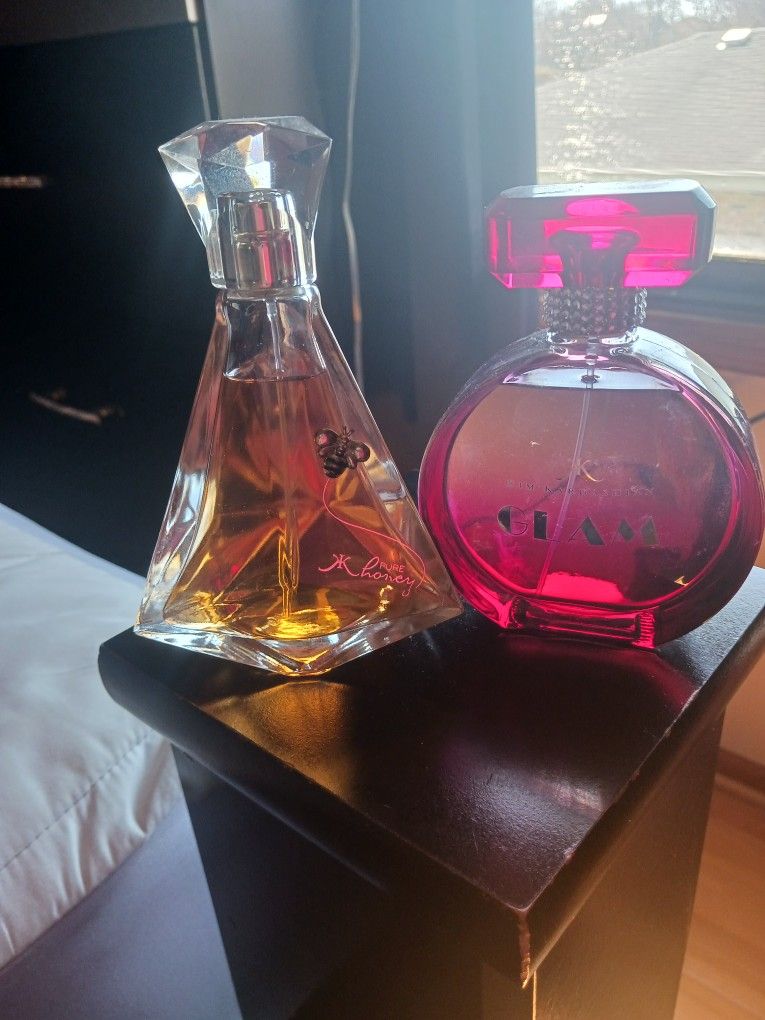 2 PERFUMES OF KIA KARDASHIAN.....😍