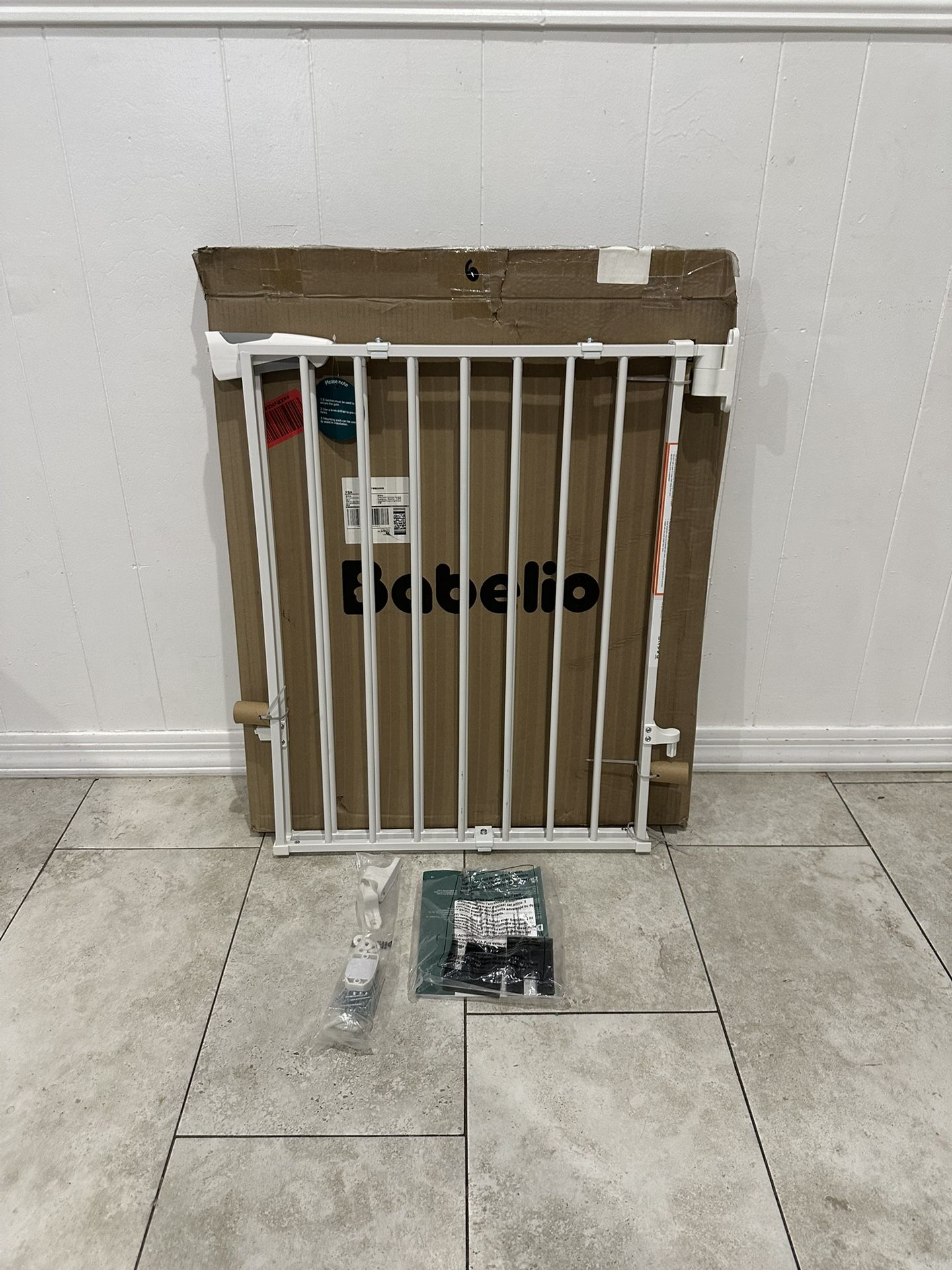 Extra Wide Pet Gate / Baby Gate - Fits Openings 26” - 43”
