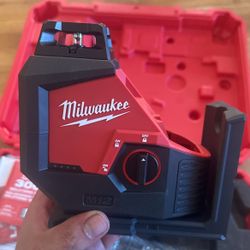 Milwaukee Laser M12