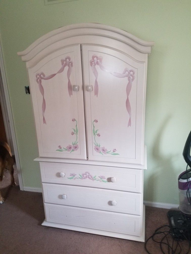  Beautiful Ashley's girl's bedroom set Need Gone By 4/10