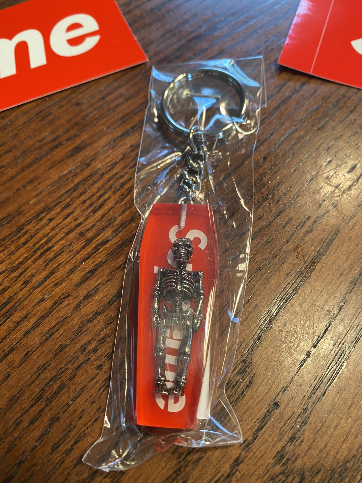 SUPREME SKELETON KEYCHAIN