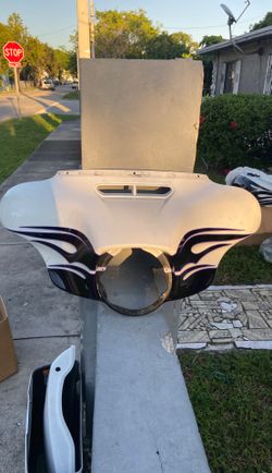 2016 front fairs with wind screen, hard bags wit lids, front fender, brand new gas tank, left & right lowers,bent rear fender