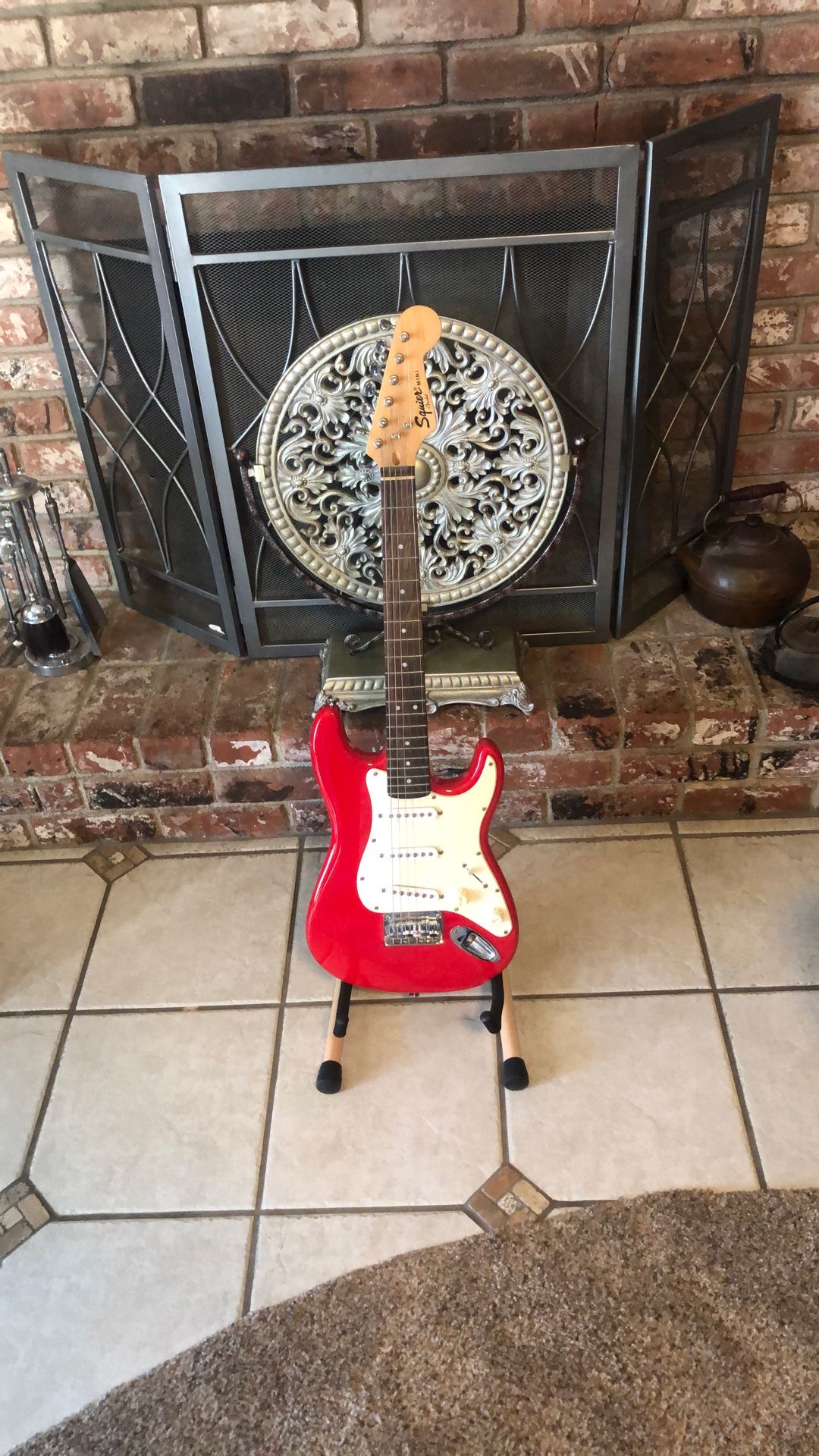 Squire Mini~~~by Fender  Nice Small Hands Beginner Guitar
