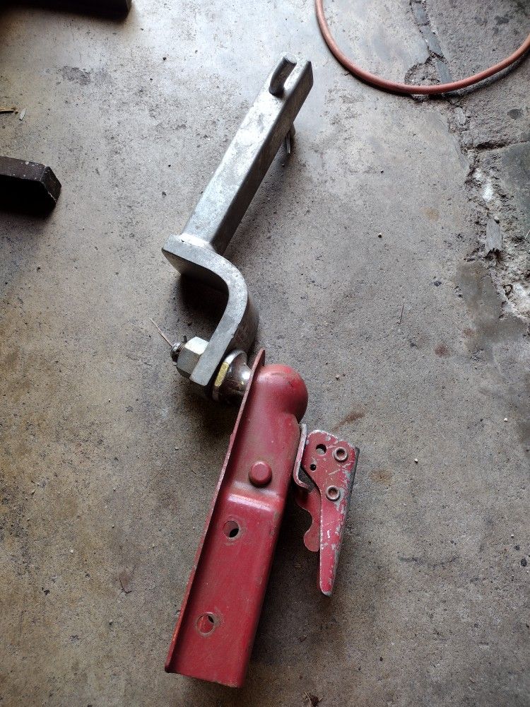 U-Haul V-5 Trailer Hitch Mount
2 pc