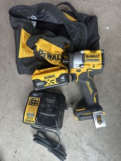 DEWALT 1/2 impact with xr 4.0 battery charger bag