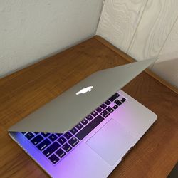 Apple MacBook Pro 13” Retina I5/8GB/256GB SSD $180