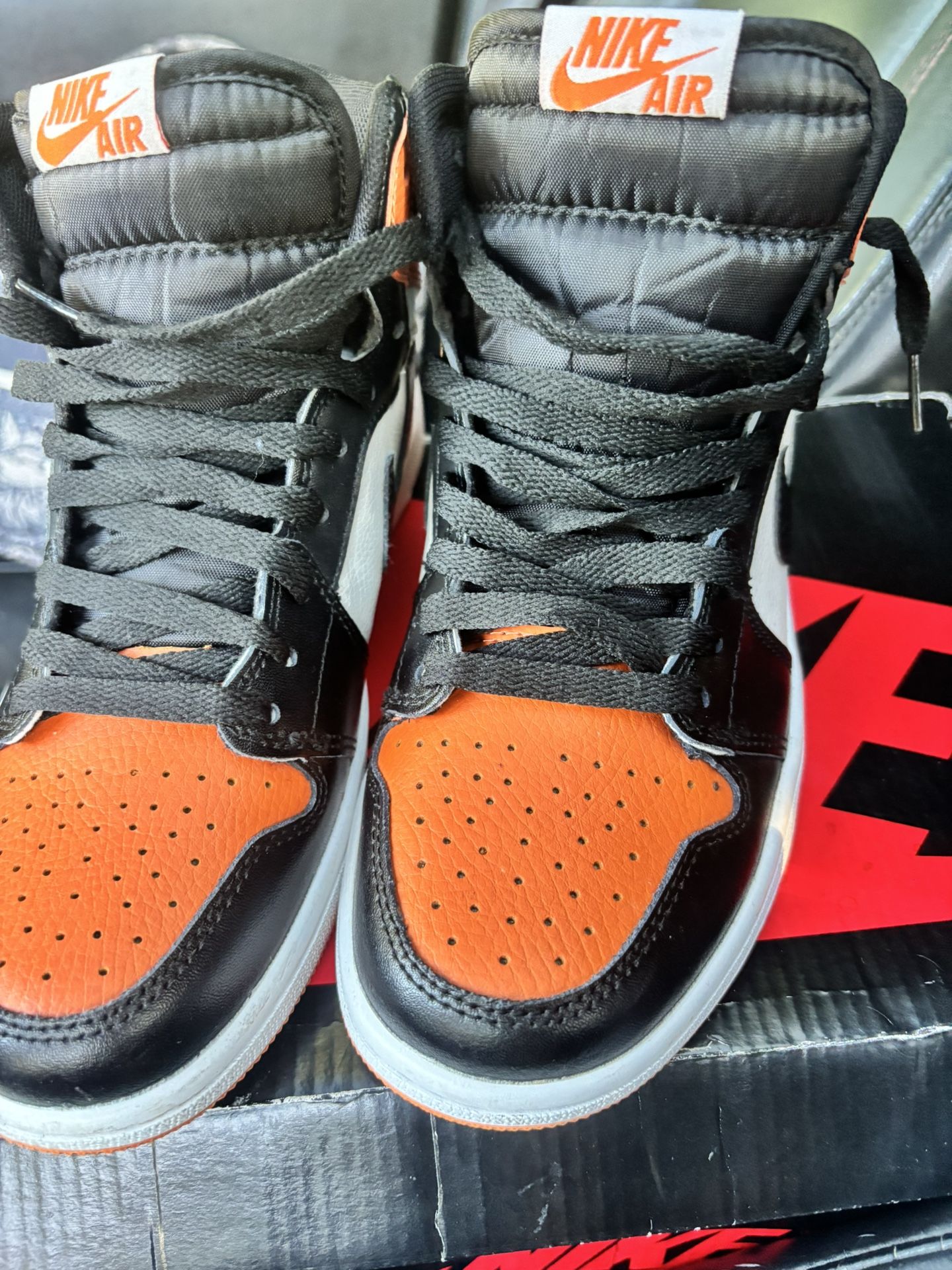 AIR JORDAN 1s (Mids)