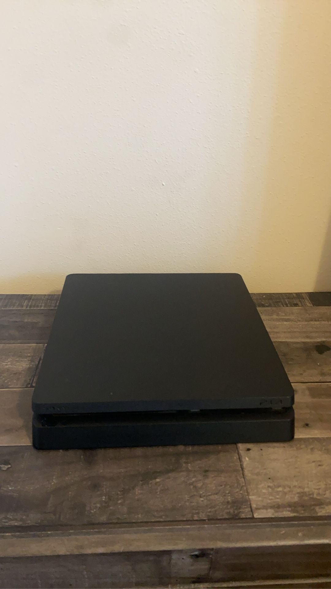 Ps4 slim with 2 controllers and GTA5 