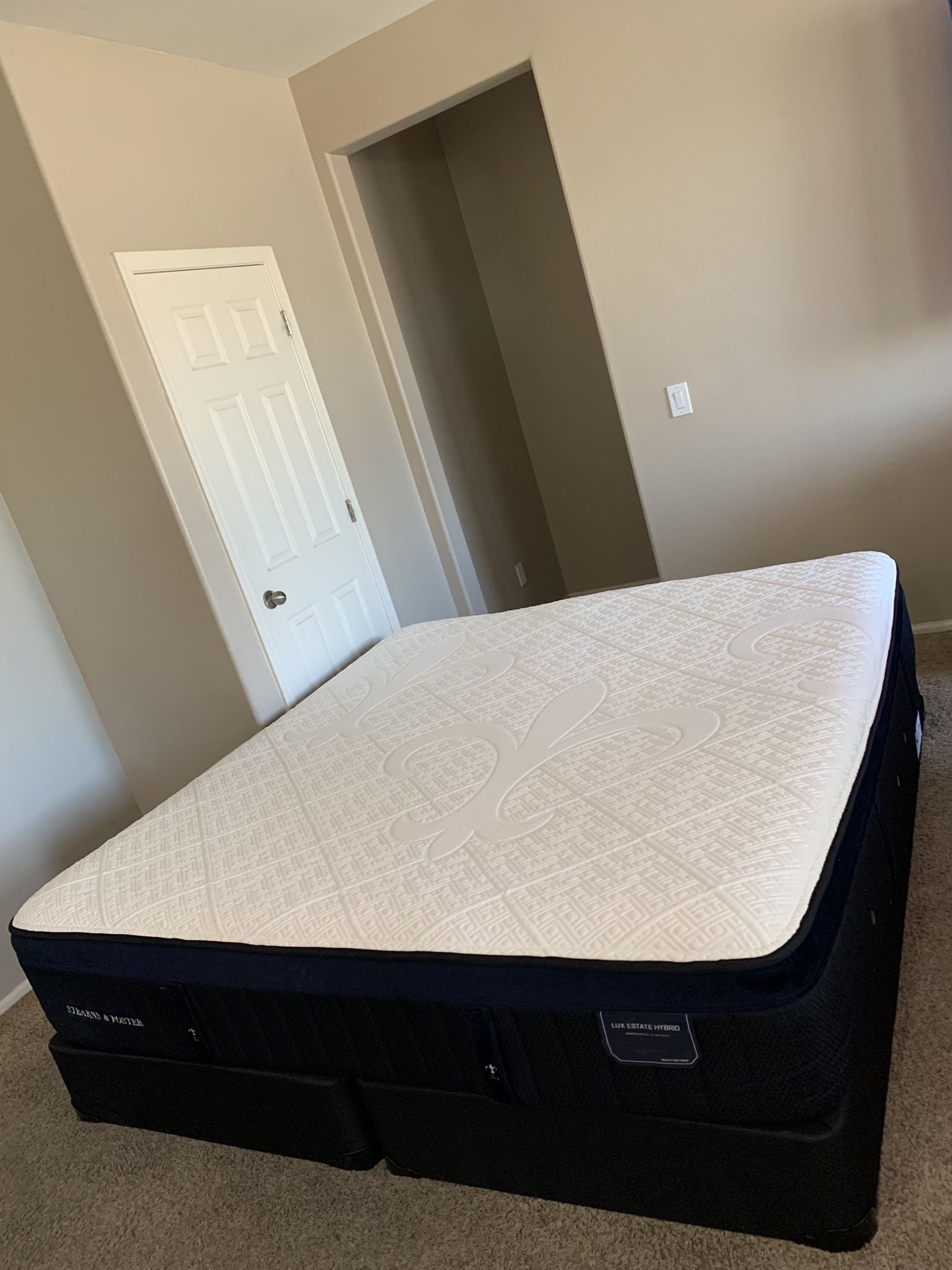 KING STEARNS AND FOSTER LUX ESTATE HYBRID MATTRESS AND FREE BOX SPRINGS 