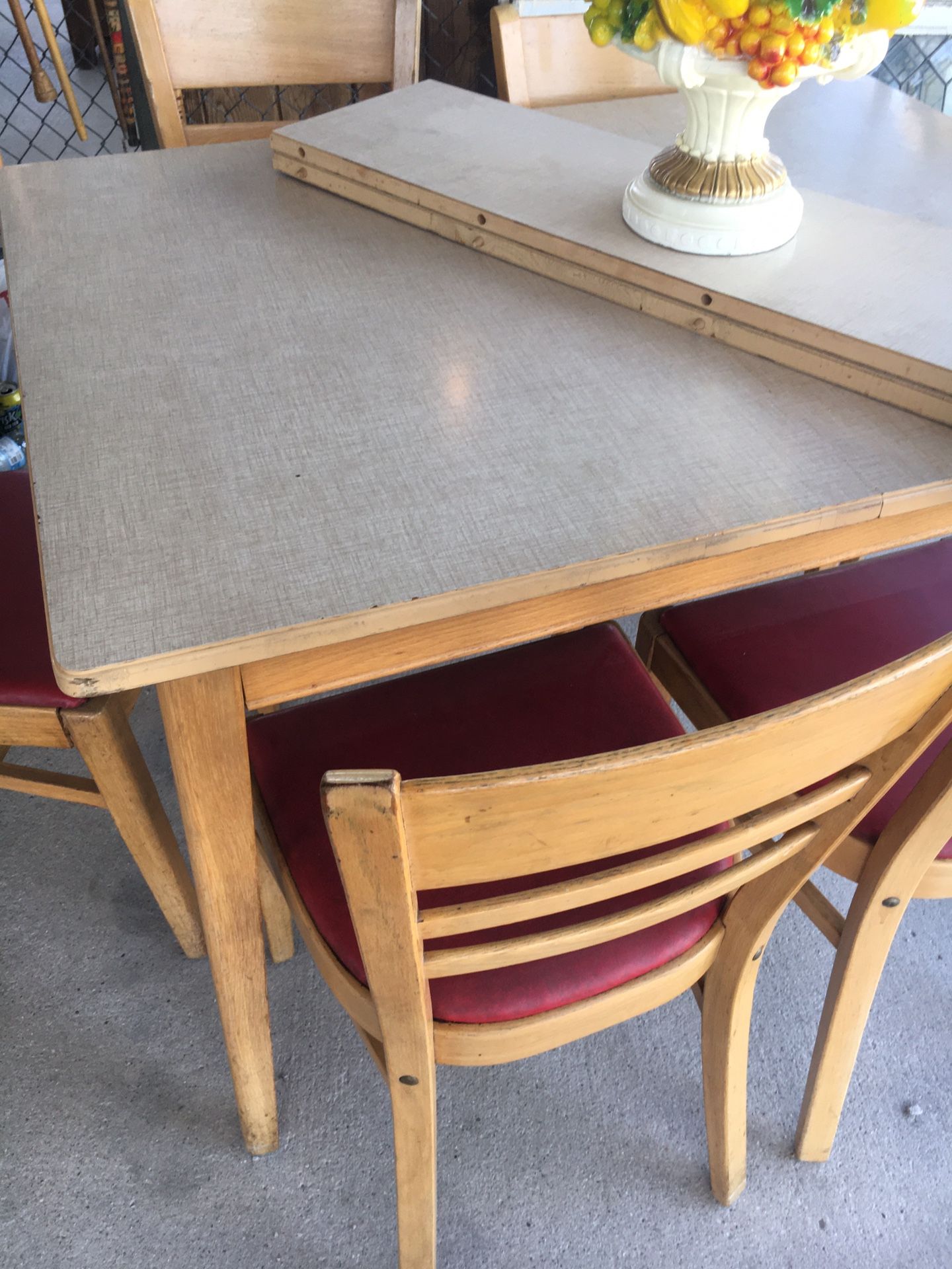 Table With 6 Chairs & 2 Leafs