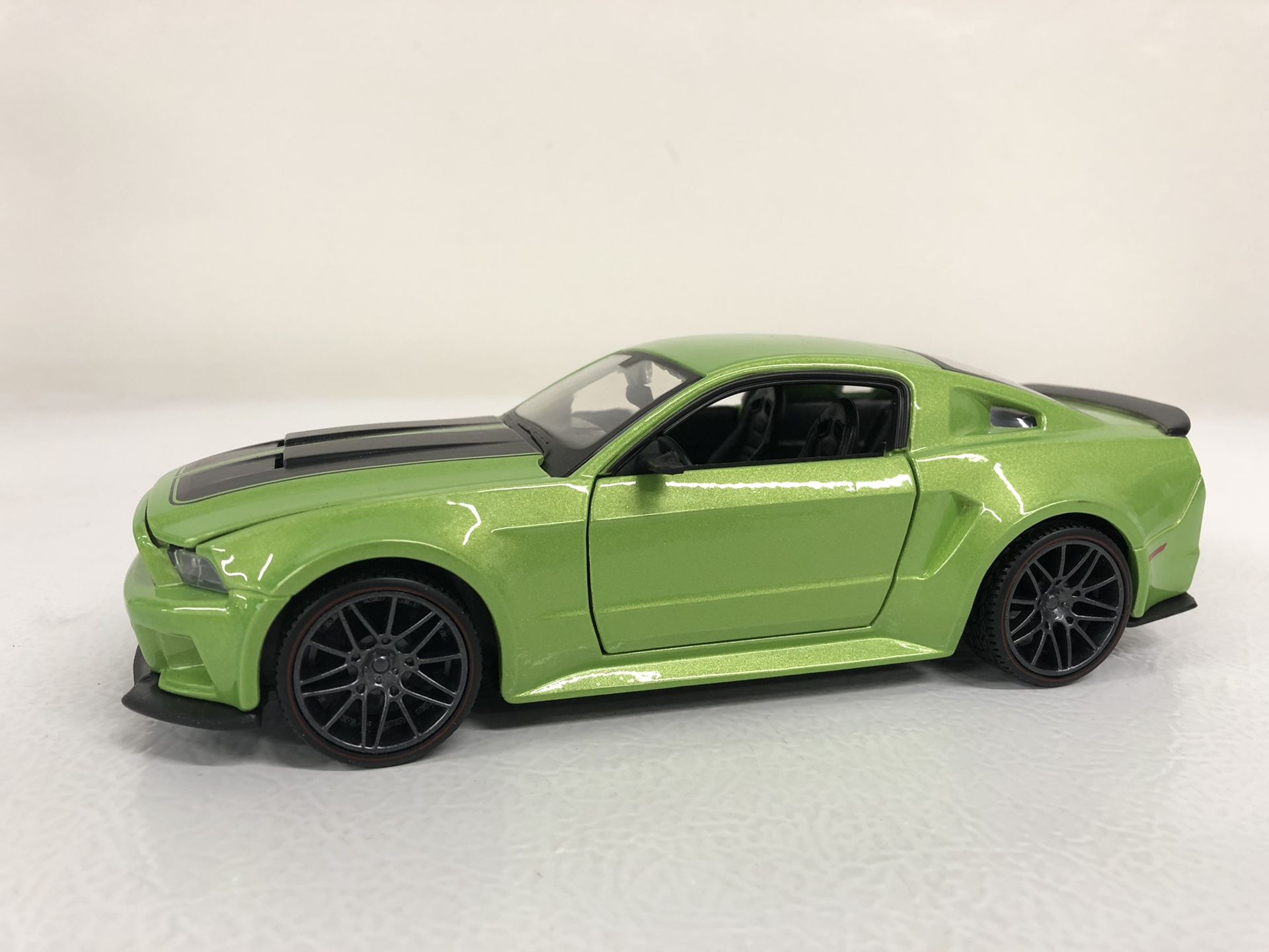 2014 Ford Mustang GT Maisto 1:24 Diecast