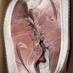 Size 7.5 Women’s Jordan 1 Low SE "Pink Velvet"