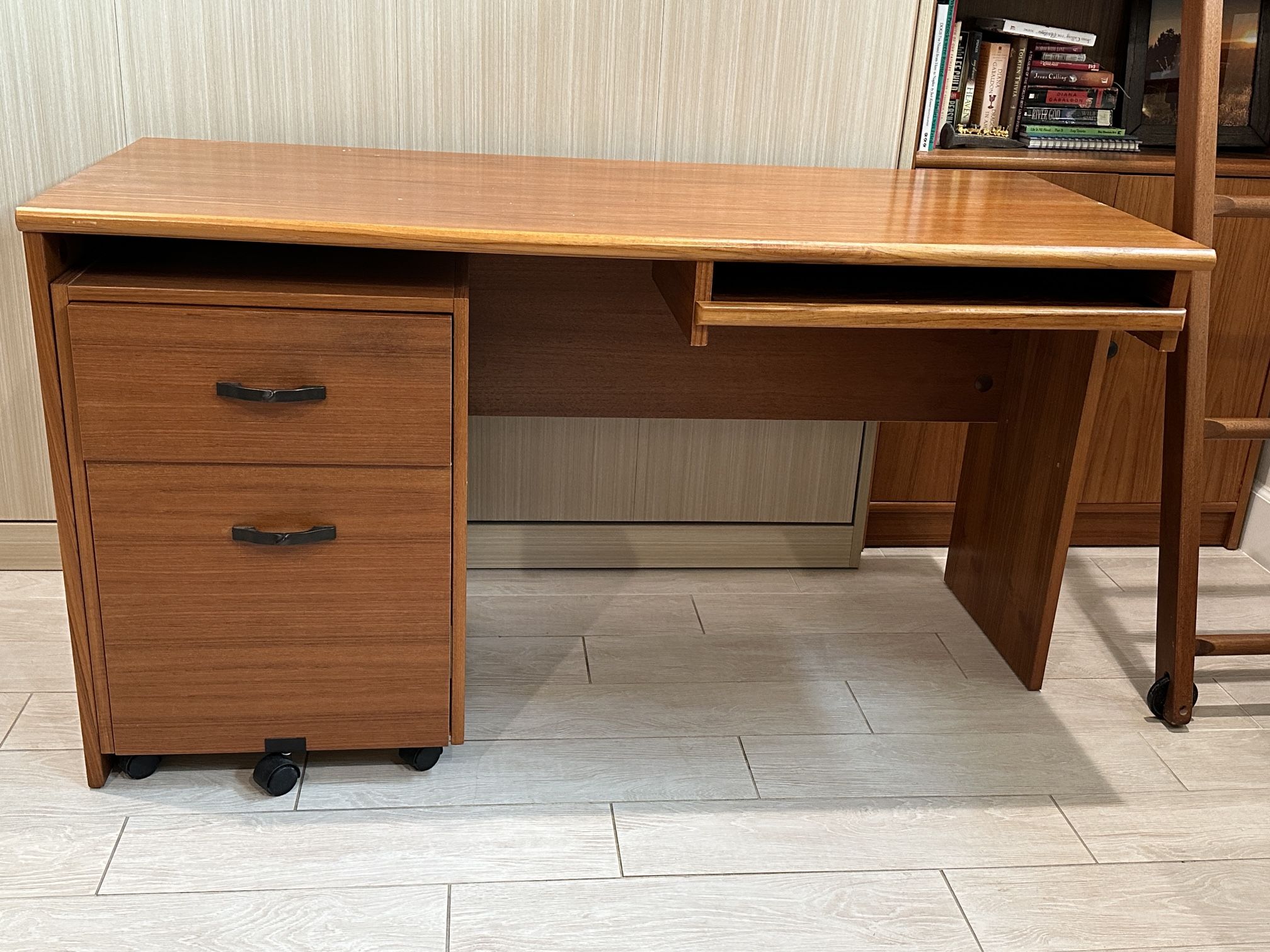 Desk With Rolling File Cabinet