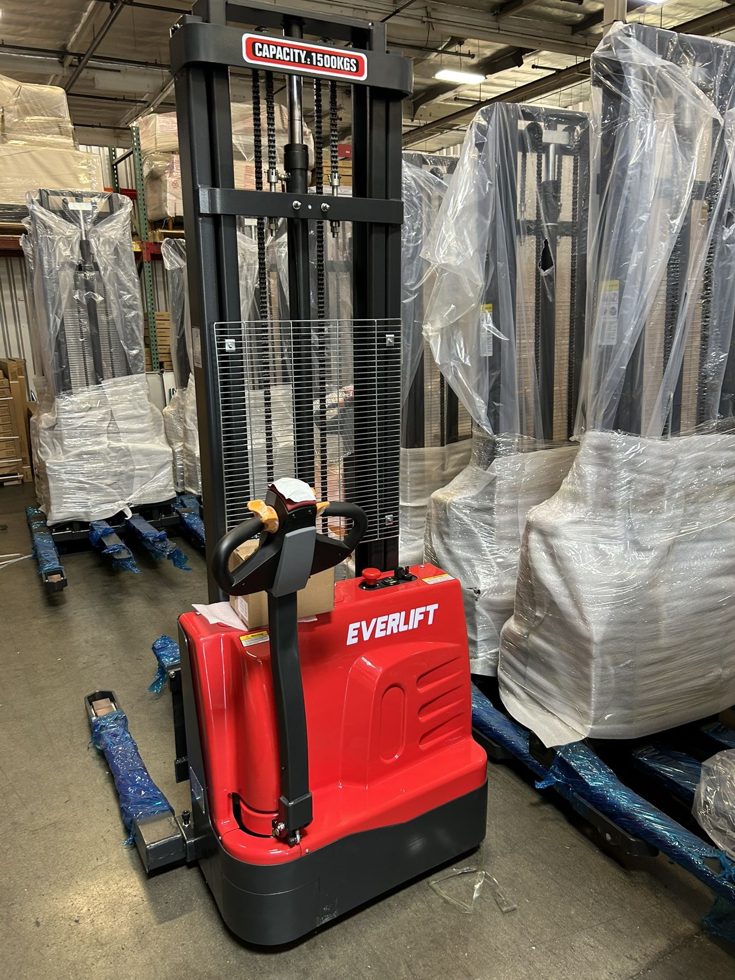 Fully Electric Pallet Stacker Forklift 3300lbs Up To 135” Lifting Height