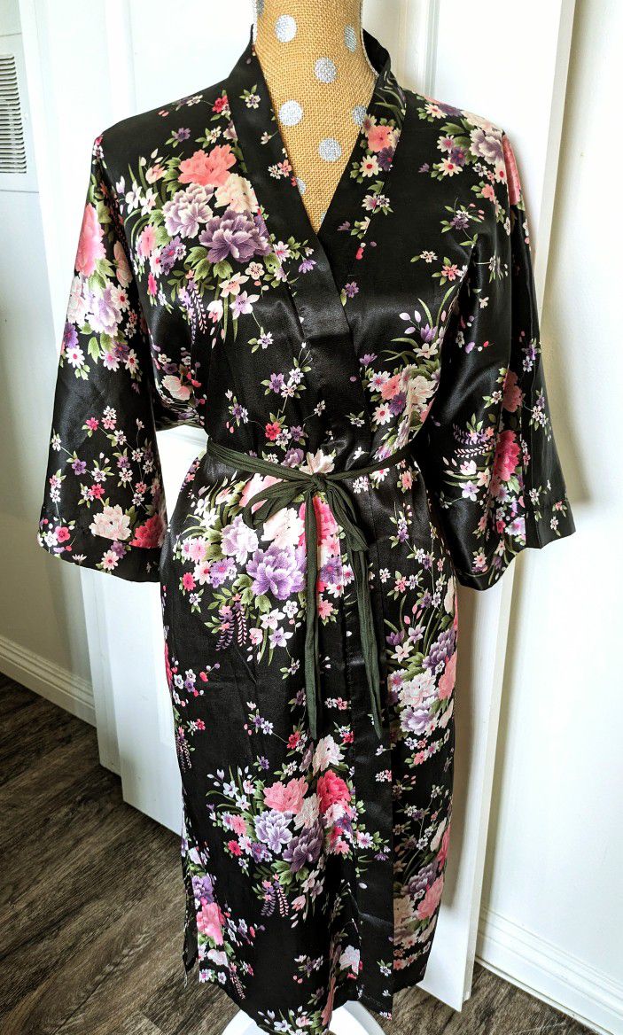 Oriental Village Silk Collection Black Silk Floral
 Kimono Robe. Size Large 