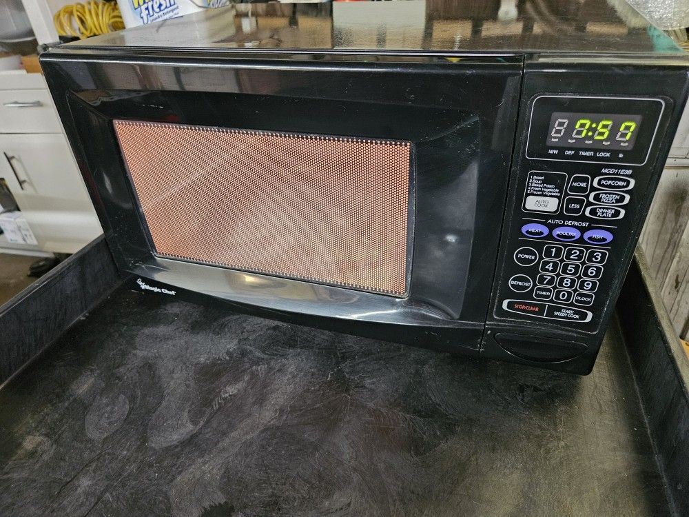 Magic Chef MCD11E3B Microwave Oven In Great Shape
