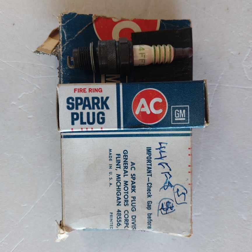 AC 44FFS NOS Spark Plugs